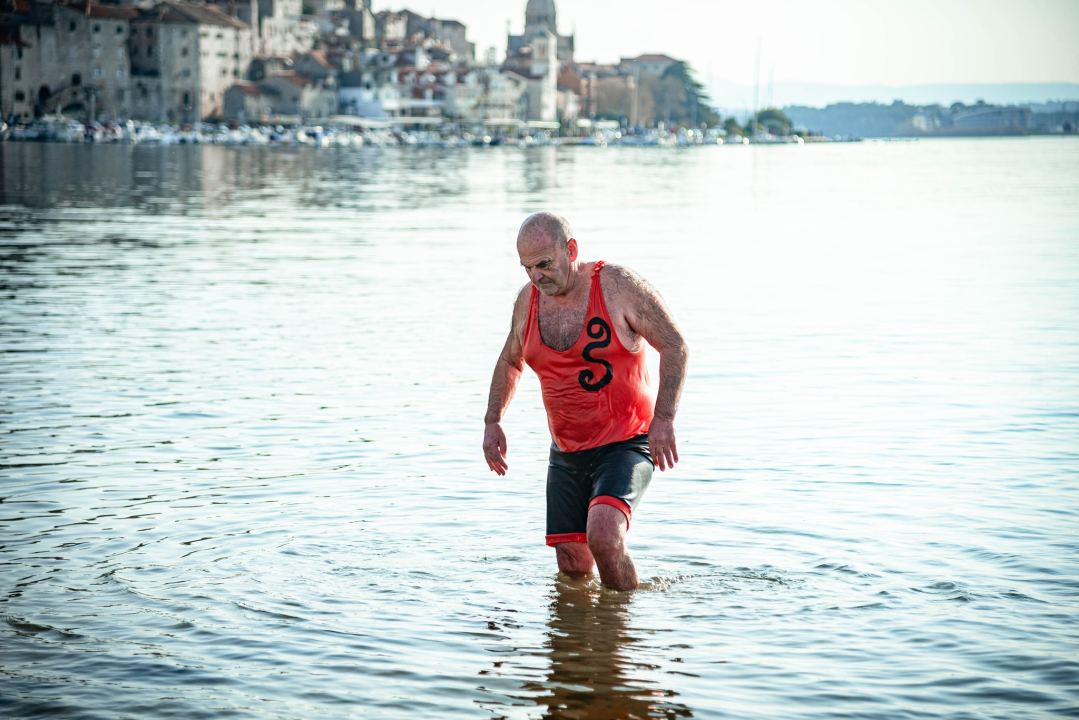 Na svega 8 stupnjeva na kupanje na Banju odvažila se 24 kupača: U zrak pustili golubove i u svijet poslali poruku mira