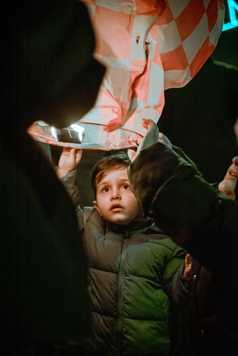 Prekrasan prizor: Lampioni dobrih želja pušteni s Poljane