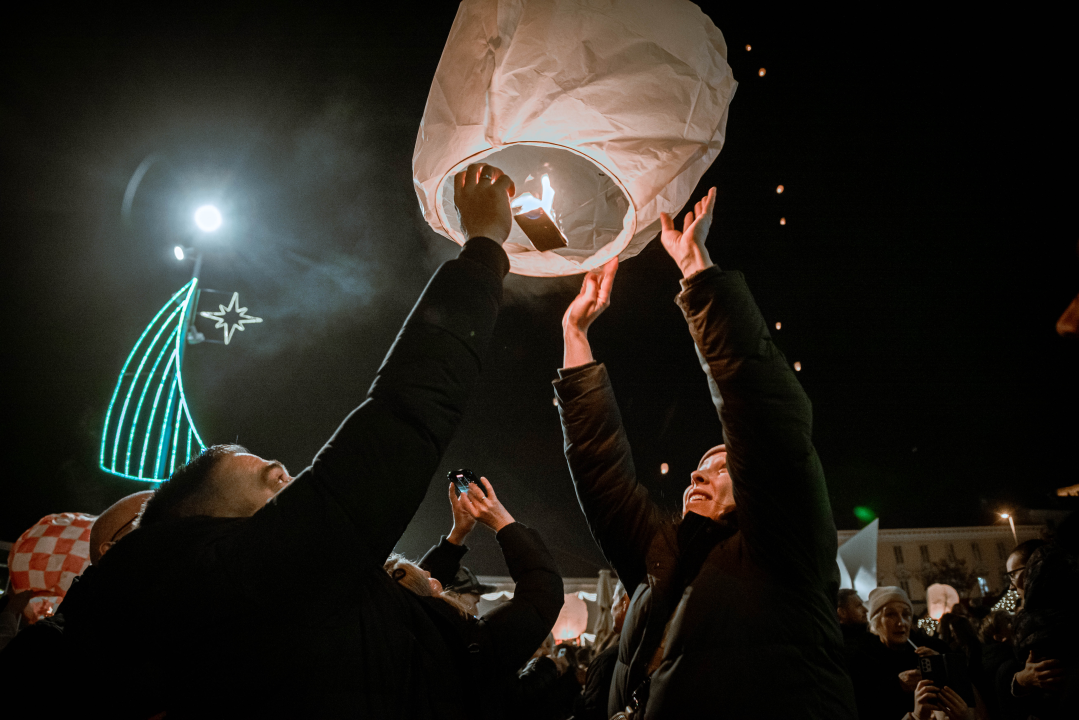Prekrasan prizor: Lampioni dobrih želja pušteni s Poljane