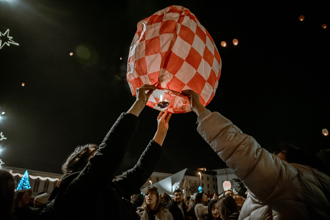 Prekrasan prizor: Lampioni dobrih želja pušteni s Poljane