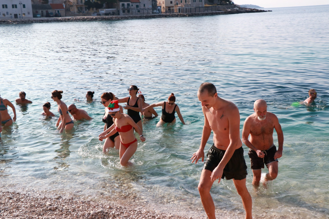 Hrabri primoštenski kupači nastavili tradiciju novogodišnje banjade
