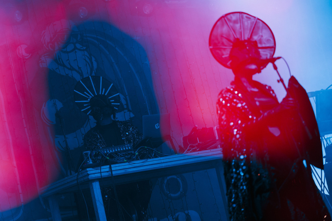 Maskirani Nipplepeople rasplesali sinoć Šibenačane u parku