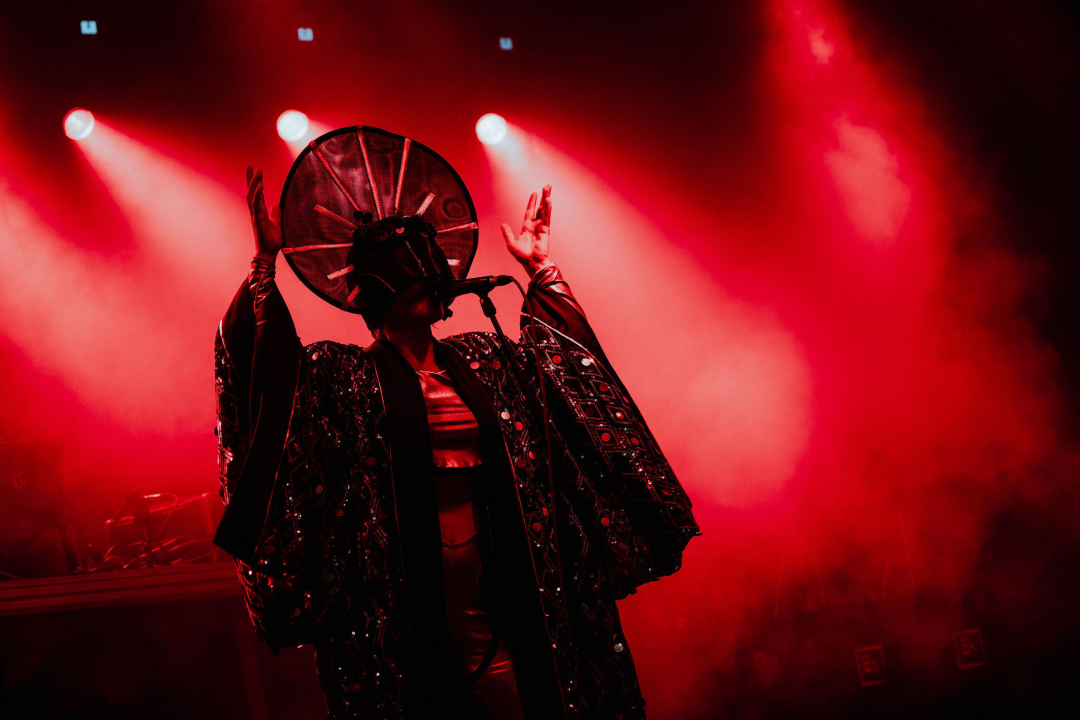 Maskirani Nipplepeople rasplesali sinoć Šibenačane u parku