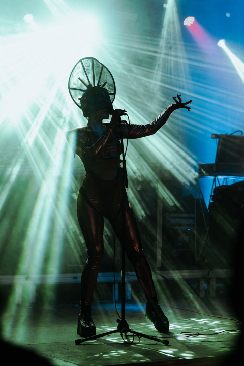 Maskirani Nipplepeople rasplesali sinoć Šibenačane u parku