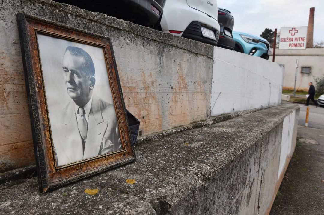 Slika Tita ispred šibenske bolnice