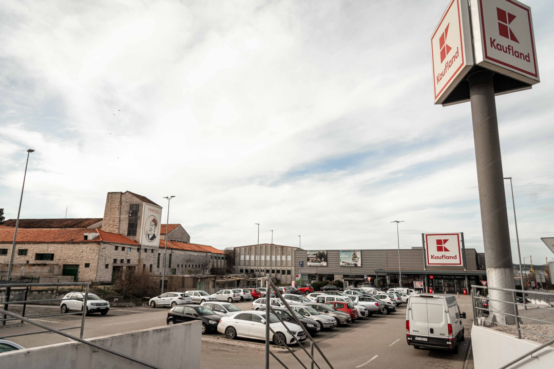 Parkirališta trgovačkih centara u Šibeniku zjape prazna, ali onaj ispred Kauflanda mogao bi vas zavarati