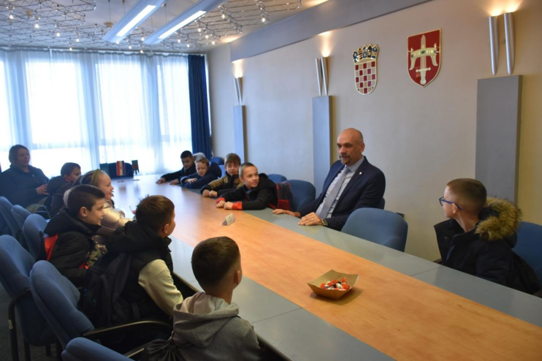 Učenici iz Lozovca posjetili župana Marka Jelića