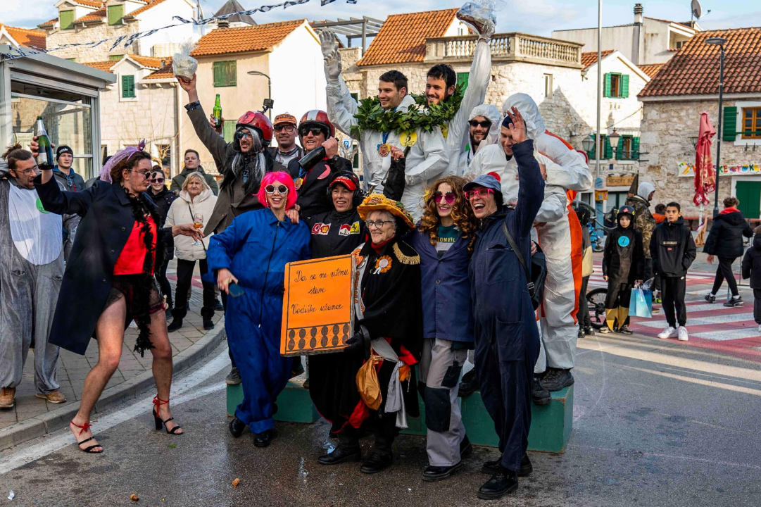 Smijeh i adrenalin zavladali vodičkim ulicama: Trka karića vratila se u velikom stilu
