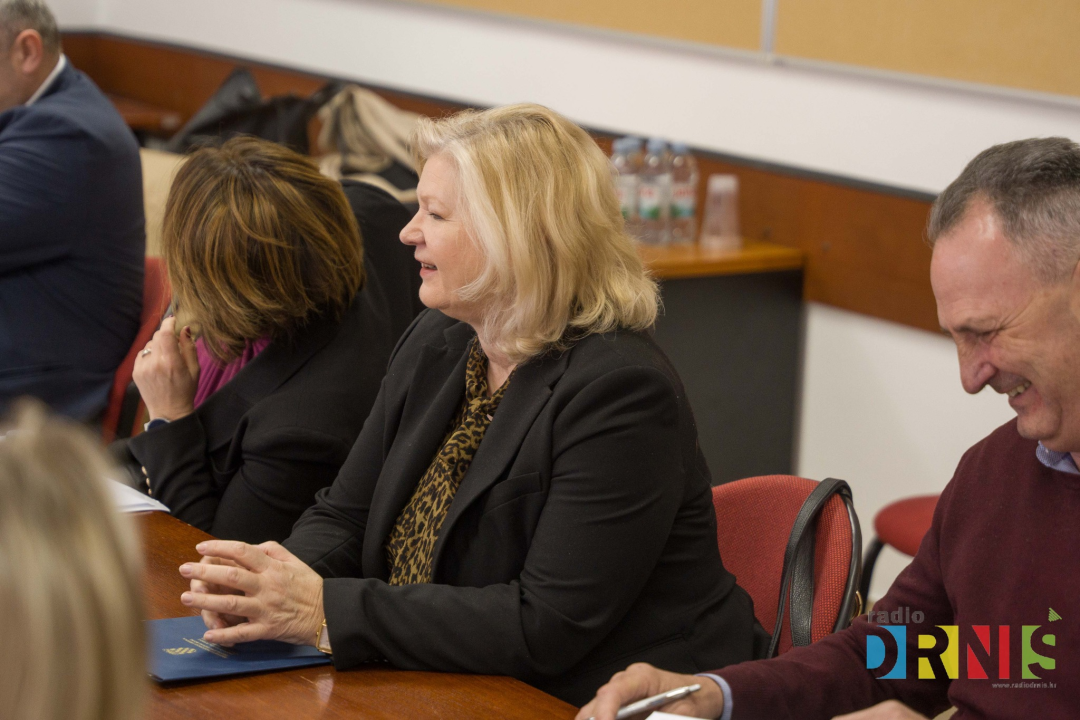 Župan Jelić i gradonačelnik Drniša uručili 13 ključeva stanarima višestambene zgrade 