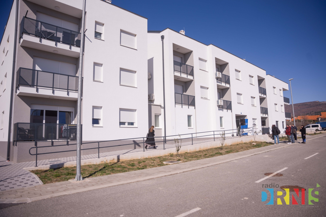 Župan Jelić i gradonačelnik Drniša uručili 13 ključeva stanarima višestambene zgrade 