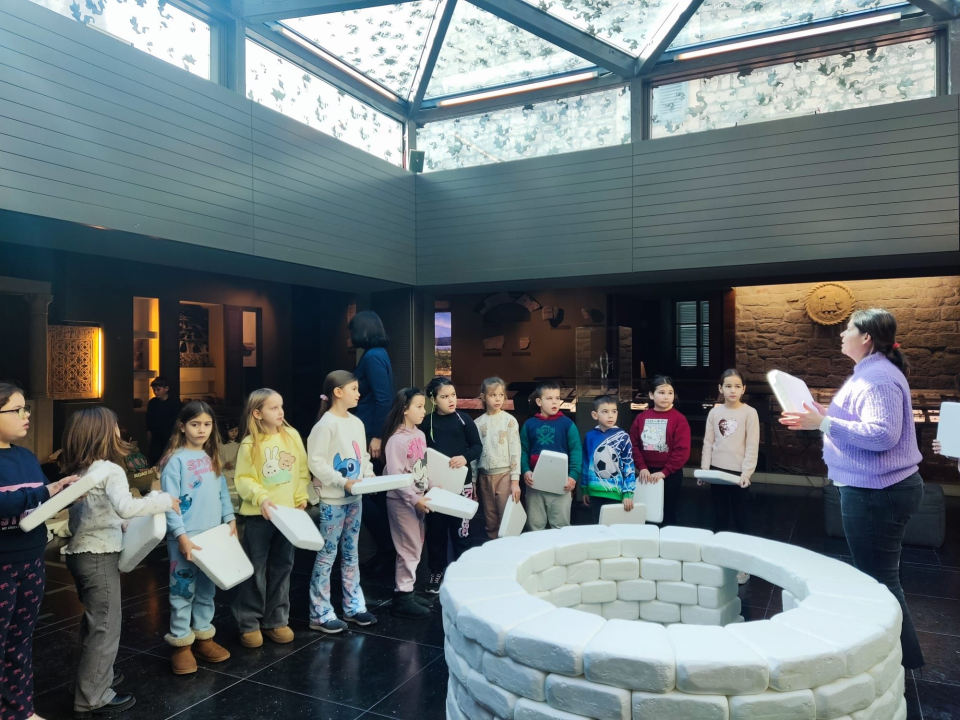 Mali meštri: Šibenski osnovnoškolci gradili bunju u Muzeju grada Šibenika 