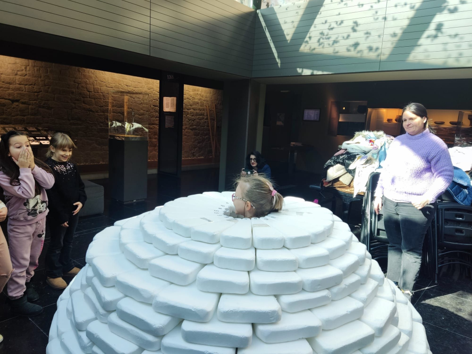 Mali meštri: Šibenski osnovnoškolci gradili bunju u Muzeju grada Šibenika 