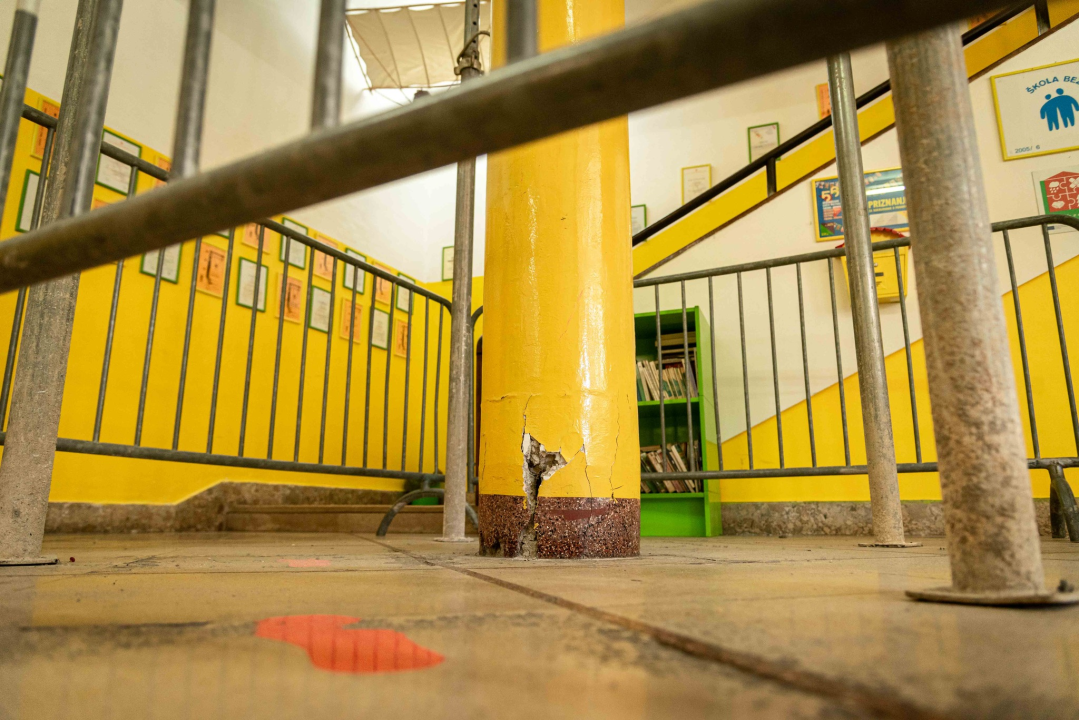 Skela u OŠ Fausta Vrančića 'osigurava' potporni stup