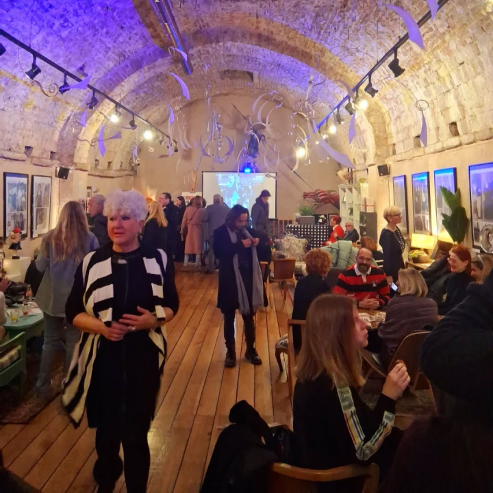 Stoljeće mini suknje: Otvorena izložba fotografija šibenskih modnih revolucionarki