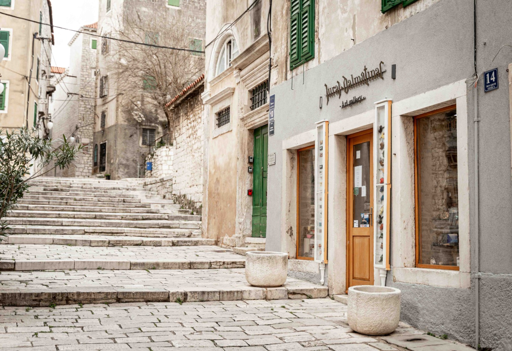 FOTO Otkrijte unikatne umjetnine i modne komade Galerije Juraj Dalmatinac