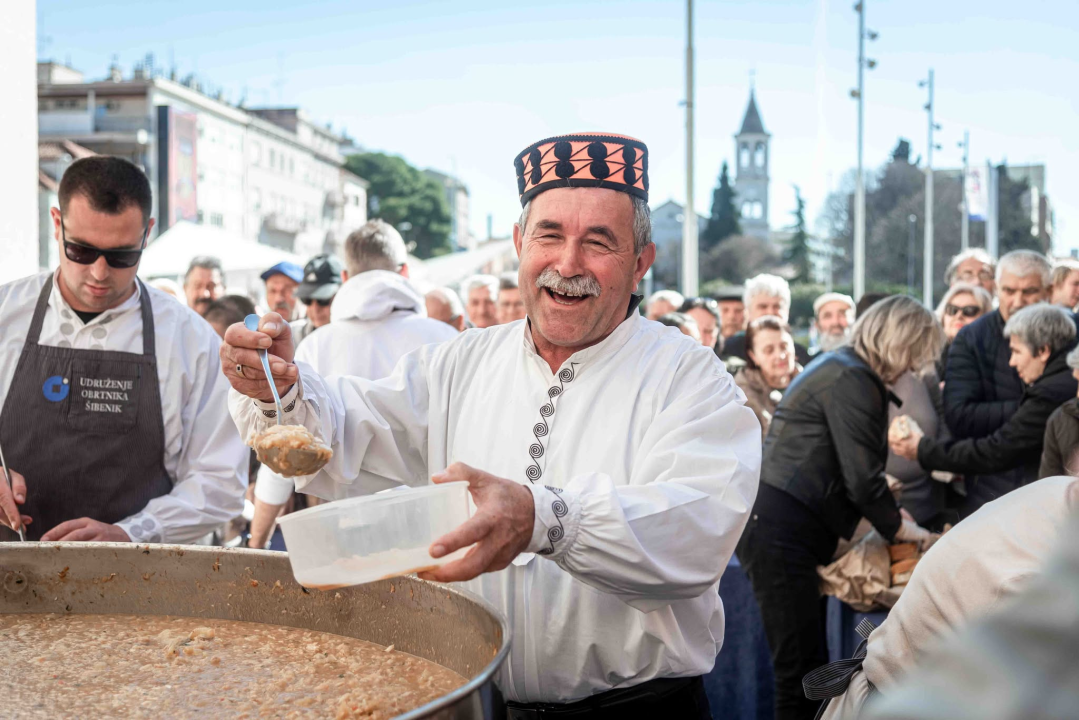 Vremenski uvjeti ovog puta idealni: Šibenski obrtnici građanima podijelili 1000 porcija bakalara