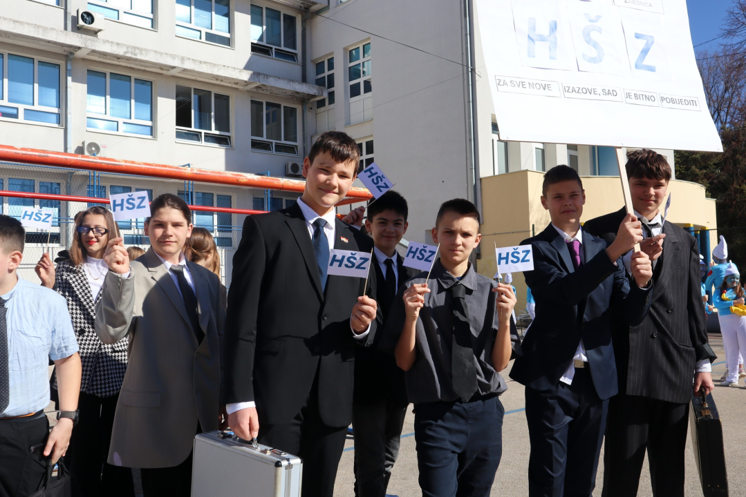 Vesela atmosfera: Velikoj maškaranoj povorci u Kninu pridružili se svi uzrasti