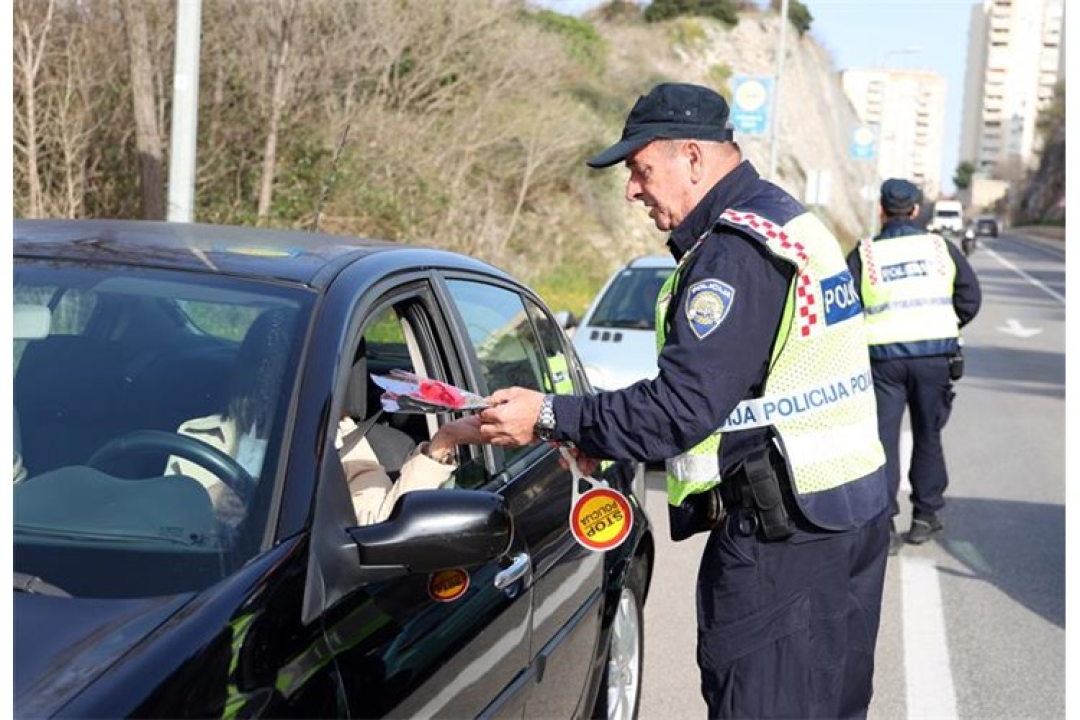 Šibenski policajci dijelili vozačicama ruže povodom Dana žena 