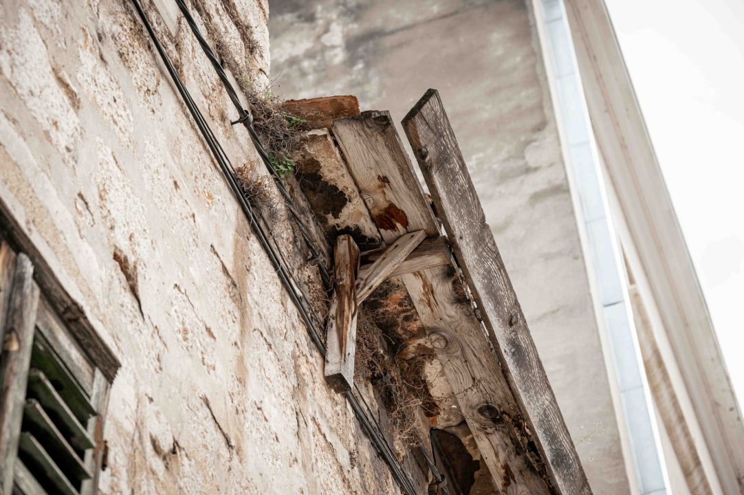 Opasnost za građane: Urušava se krov kuće kraj Konzuma nasuprot Starog pazara