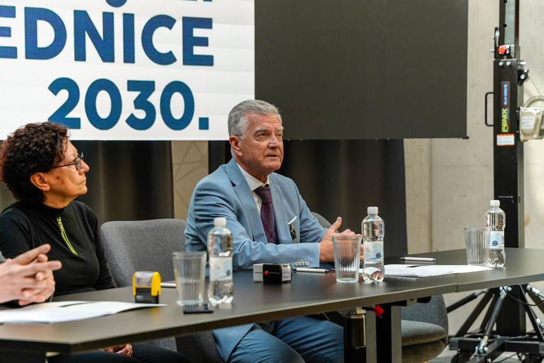 Željko Burić, ravnatelj Gimnazije i ravnateljica Nacionalne zaklade potpisali sporazum o suradnji