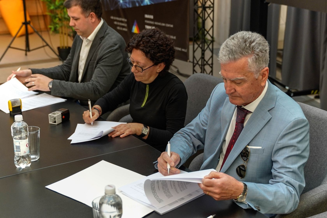 Željko Burić, ravnatelj Gimnazije i ravnateljica Nacionalne zaklade potpisali sporazum o suradnji