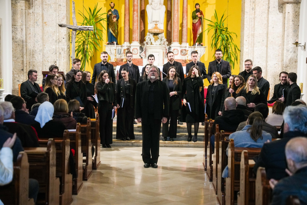 Pučki pivači KBF-a korizmenim napjevima u drniškoj Gospi od Ružarija očarali prisutne
