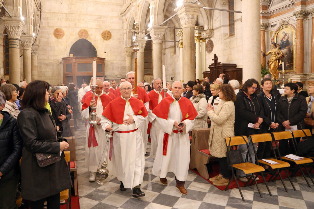 Misom u katedrali i procesijom do crkve Svetog Duha započelo trajno euharistijsko klanjanje