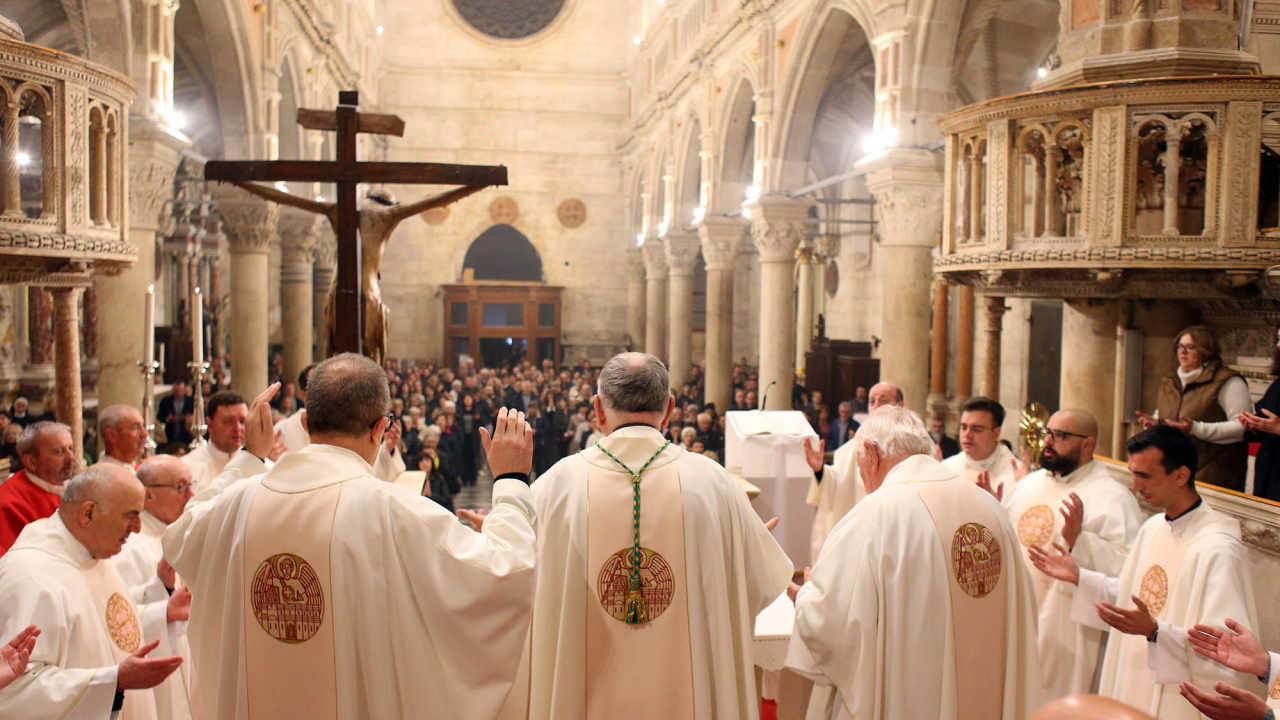 Misom u katedrali i procesijom do crkve Svetog Duha započelo trajno euharistijsko klanjanje