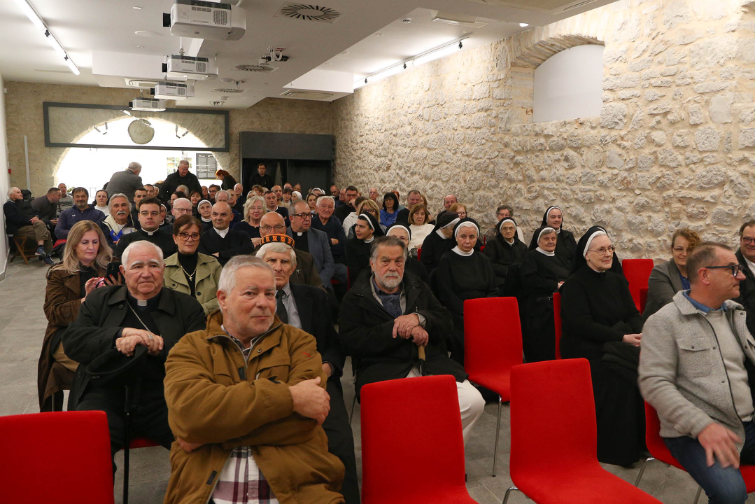 Šibenska publika ispunila dvoranu na premijeri filma o biskupu Srećku Badurini