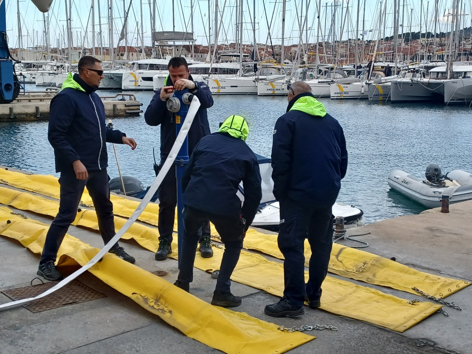 Požar u ACI marini Vodice: Djelatnici i vatrogasci zajedničkim snagama ugasili vatru