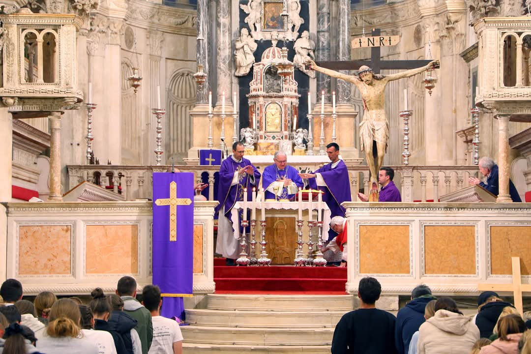 Mladi Šibenske biskupije hodočastili Križnim putem uoči Uskrsa