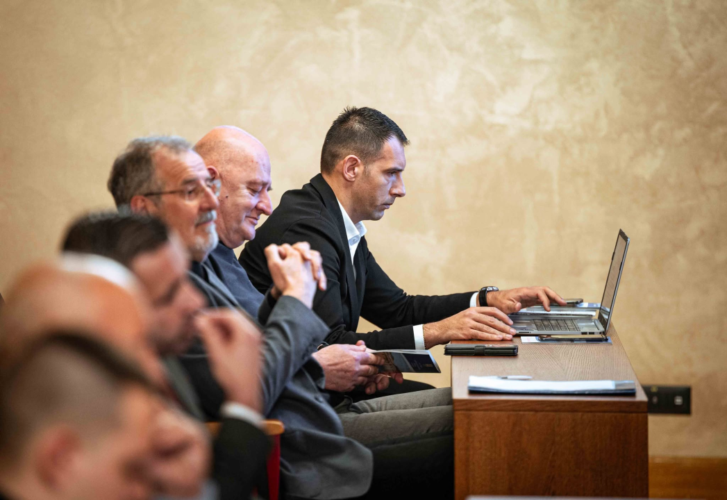 FOTO Misterij, drhtanje glasa, psihijatri: ‘Ugovor o energani na Bikarcu može se dobiti i kod malog Željka’