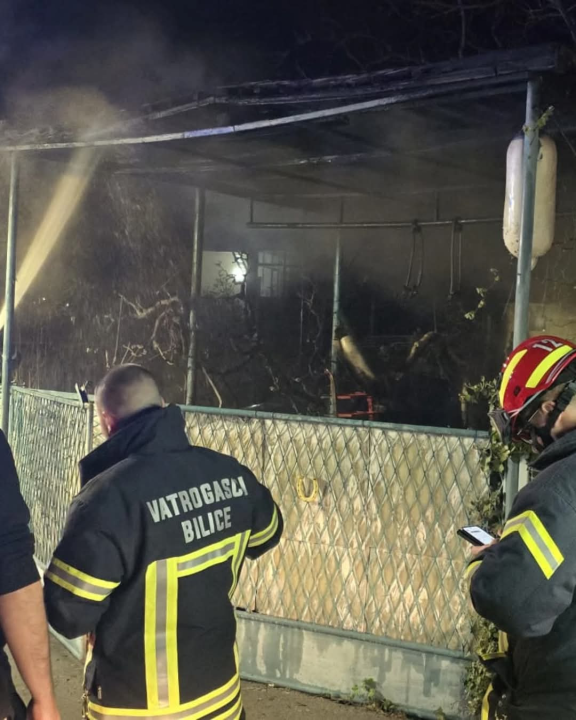 Večeras požar u garaži u Bilicama i smeća u Crnici: Brze intervencije vatrogasaca spriječile veću štetu