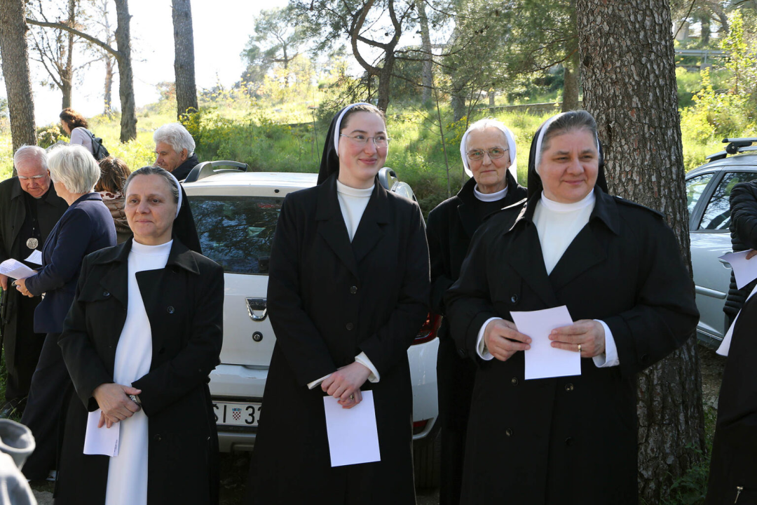U duhu zajedništva i obitelji: Vjernici Šibenika križnim putem pješačili do Baronea