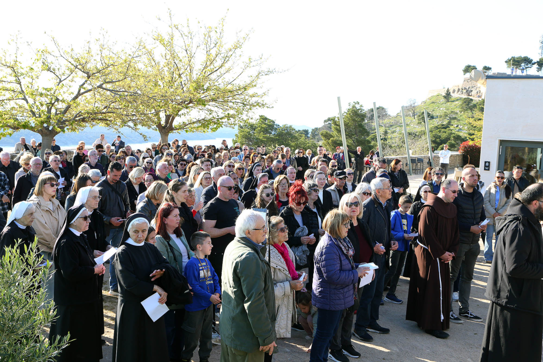 U duhu zajedništva i obitelji: Vjernici Šibenika križnim putem pješačili do Baronea