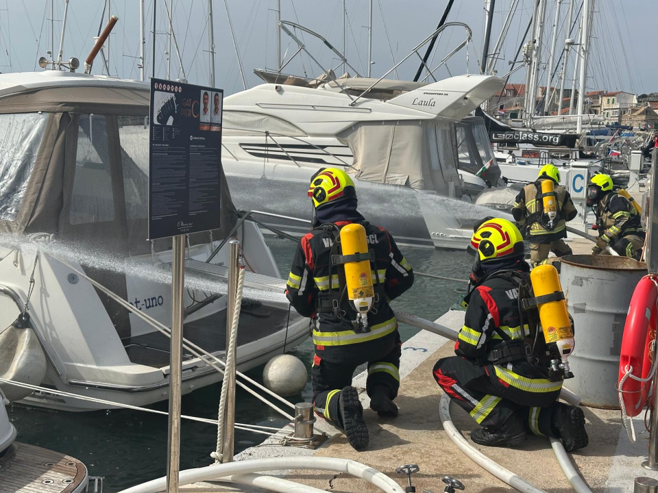 Vatrogasci u Marini Tribunj zajedničkim snagama profesionalno ugasili požar