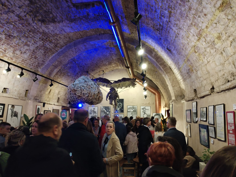 Zvonimir Vila i njegovi 'Vilenjaci' napunili Azimut: Otvorena izložba radova djece iz Centra 'Šubićevac'