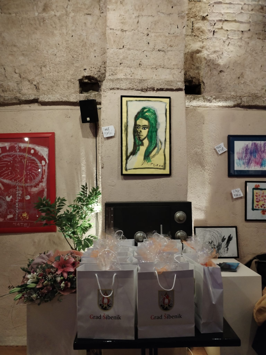 Zvonimir Vila i njegovi 'Vilenjaci' napunili Azimut: Otvorena izložba radova djece iz Centra 'Šubićevac'