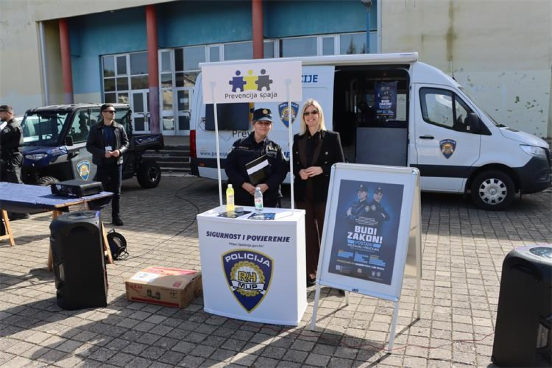 Održana kampanja 'Budi zakon': Policajci predstavili svoje zanimanje učenicima i građanima