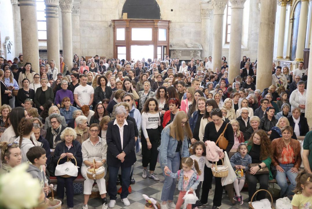 Blagoslov hrane u šibenskoj katedrali okupio brojne vjernike