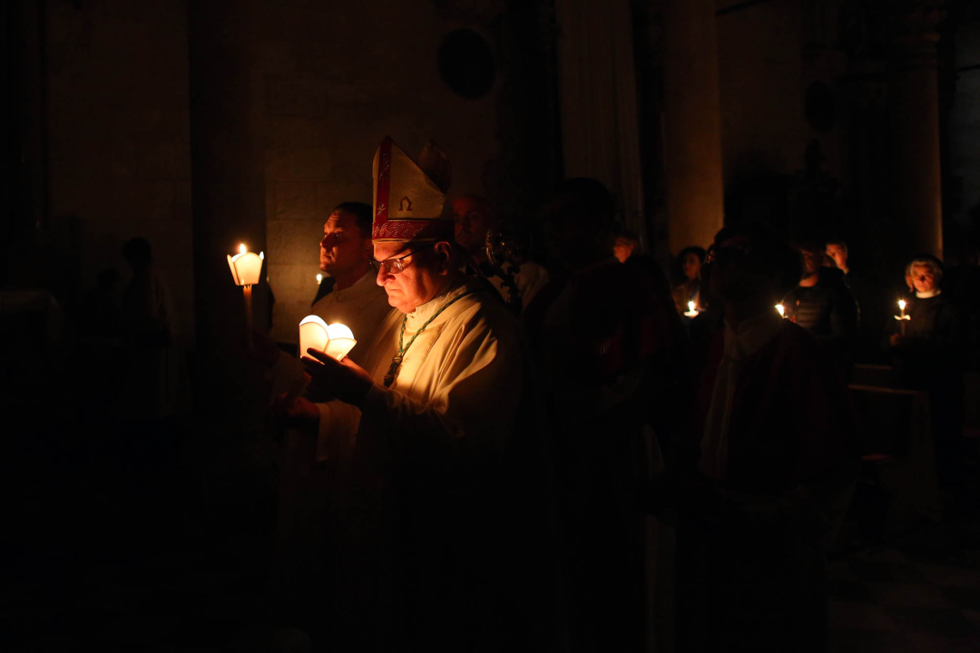 Biskup Rogić predvodio vazmeno bdijenje u katedrali