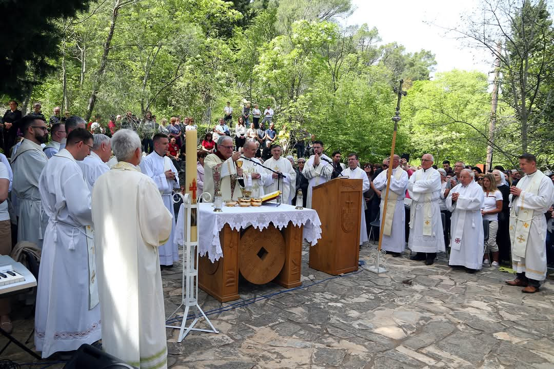 Uskrsno slavlje na Krki okupilo vjernike iz cijele Hrvatske