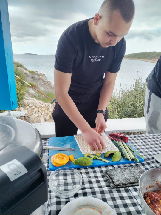 Japanska kulinarska čarolija na Kapriju: Učenici šibenskog TUŠ-a učili od chefa Enrica Krluka