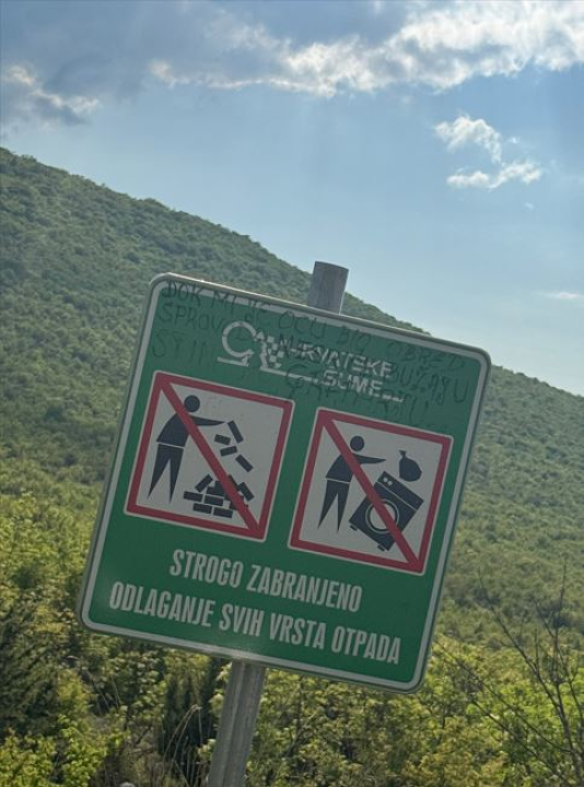 Mještani očajni, a prometni znakovi kao najluđi 'inbox'