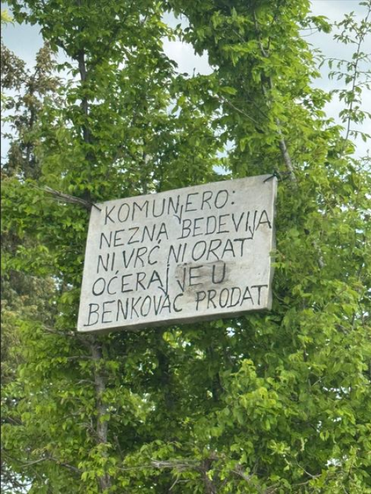 Mještani očajni, a prometni znakovi kao najluđi 'inbox'