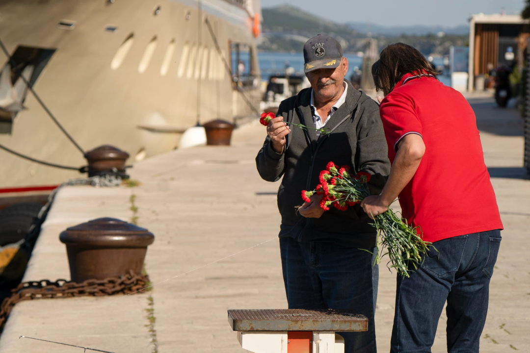 Tonči Restović i Maja Šintić podijelili karanfile radnicima i građanima Šibenika
