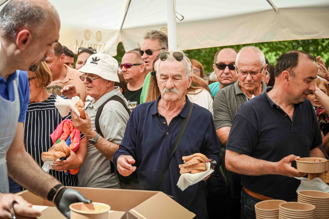FOTO Uz podjelu fažola obilježen Praznik rada: 'Svim dragim posjetiteljima NP Krka željeli smo danas osigurati ručak'