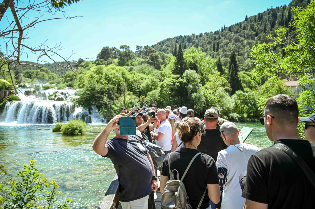 FOTO Podijeljeno 1500 sadnica lavande, mirte i lovora: Akcija ‘Rastemo zajedno’ treću godinu zaredom u NP Krka
