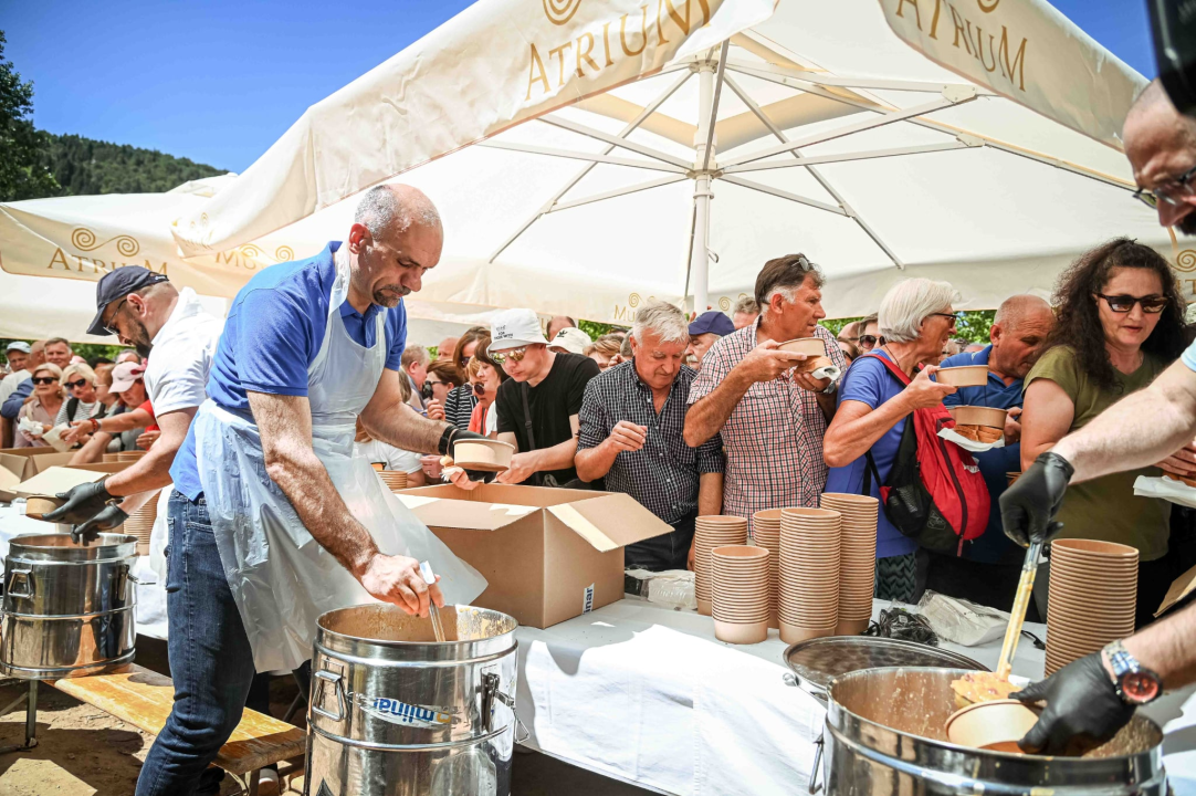 FOTO Uz podjelu fažola obilježen Praznik rada: 'Svim dragim posjetiteljima NP Krka željeli smo danas osigurati ručak'