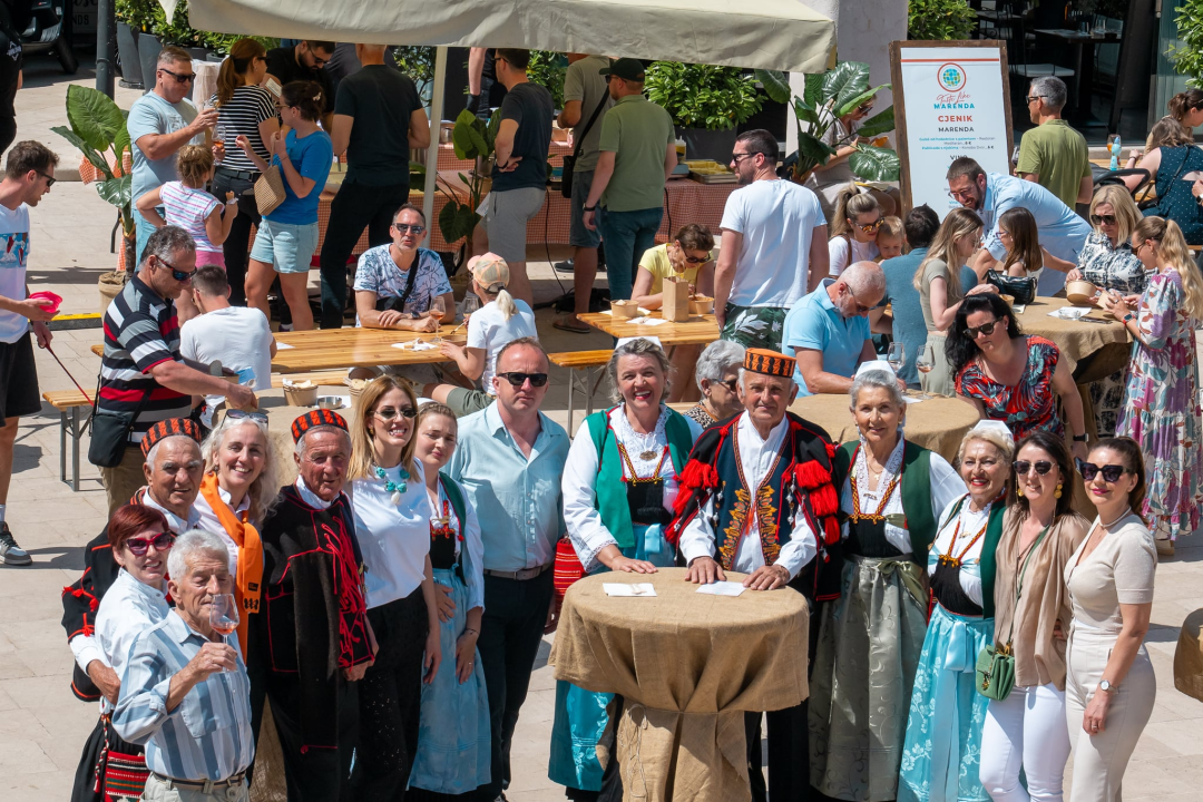 'Taste like...marenda' u Primoštenu: U dobroj hrani i zabavnom programu uživali i domaći i furešti